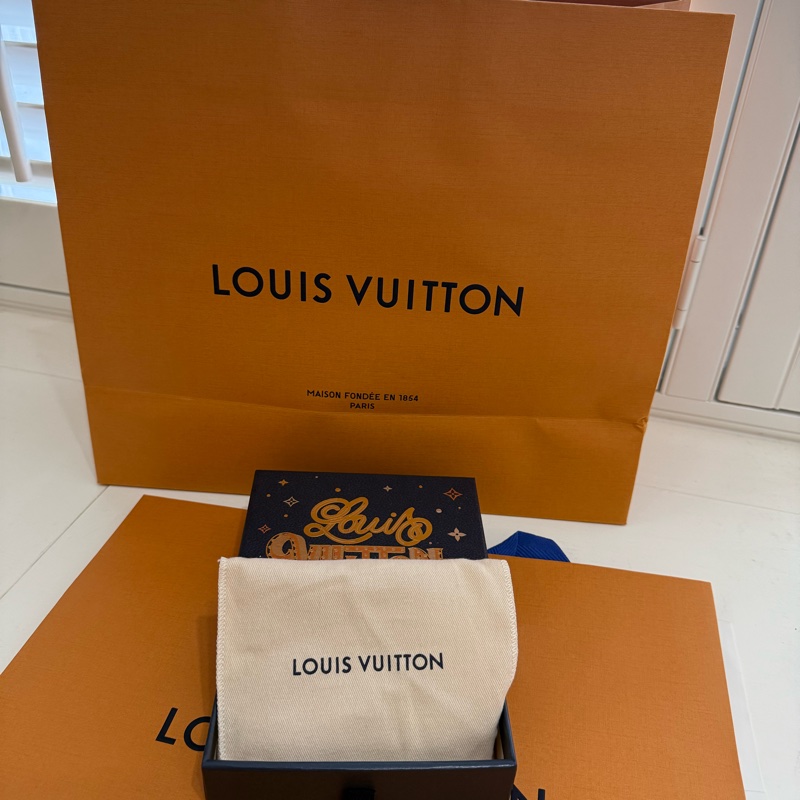 全新品LV M83676 Noa L型拉鍊短夾-6
