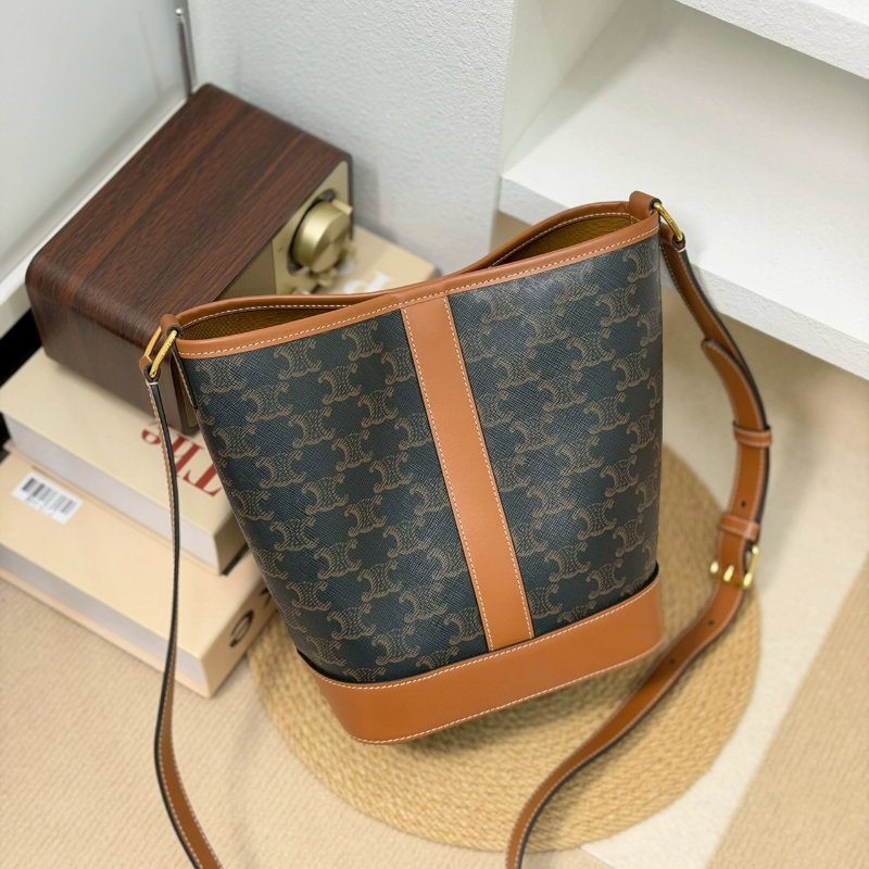 (近全新僅試背🤍)🏷Celine 瑟琳．Triomphe 老花水桶包 小號-1