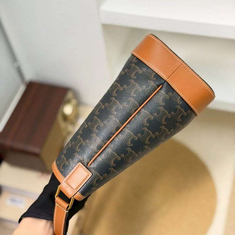 (近全新僅試背🤍)🏷Celine 瑟琳．Triomphe 老花水桶包 小號-3