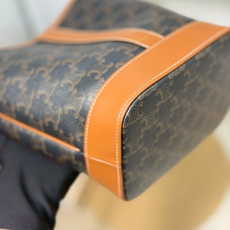 (近全新僅試背🤍)🏷Celine 瑟琳．Triomphe 老花水桶包 小號-4