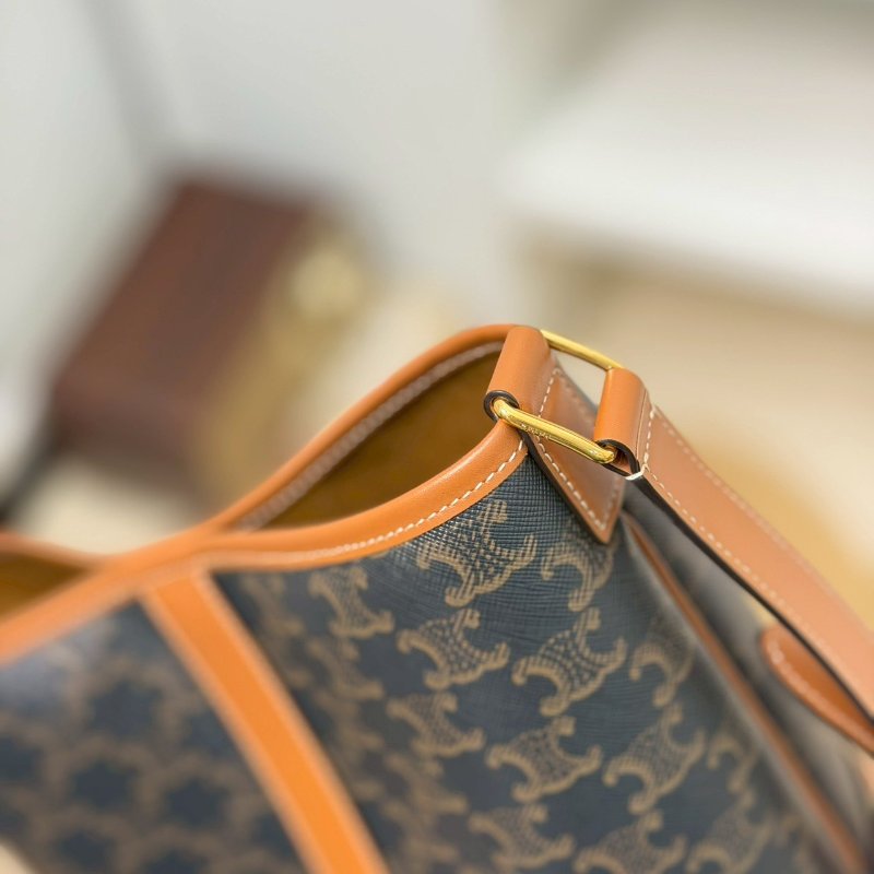 (近全新僅試背🤍)🏷Celine 瑟琳．Triomphe 老花水桶包 小號-11