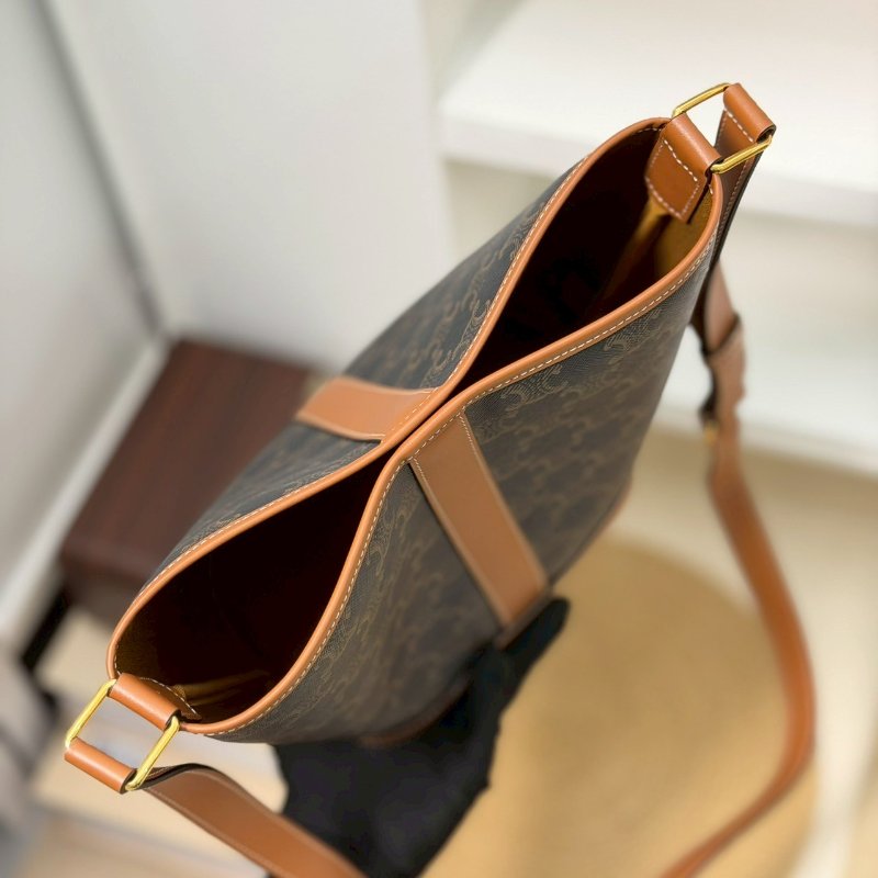 (近全新僅試背🤍)🏷Celine 瑟琳．Triomphe 老花水桶包 小號-13