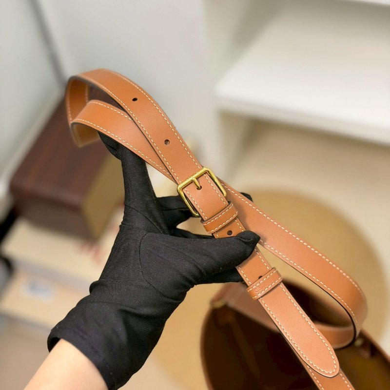 (近全新僅試背🤍)🏷Celine 瑟琳．Triomphe 老花水桶包 小號-16