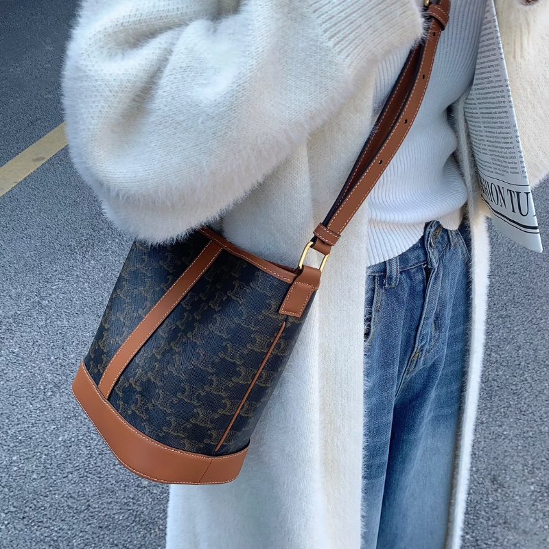 (近全新僅試背🤍)🏷Celine 瑟琳．Triomphe 老花水桶包 小號-18