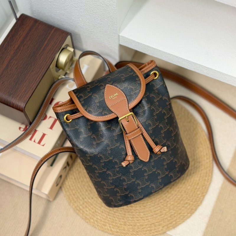 (全新閒置品✨)🏷Celine 瑟琳．Triomphe 老花後背包 小號-0