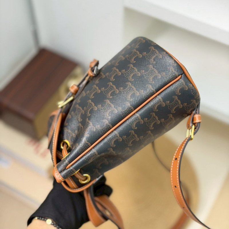 (全新閒置品✨)🏷Celine 瑟琳．Triomphe 老花後背包 小號-2
