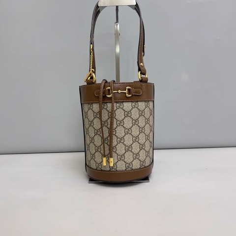 Gucci古馳 馬銜扣1955系列老花焦糖水桶包