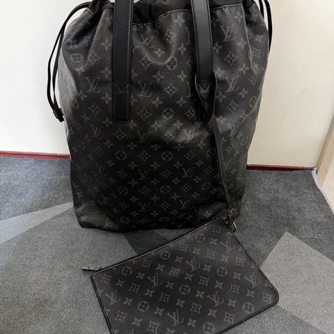 Lv 黑花束口抽繩手提/肩背托特包 M44228