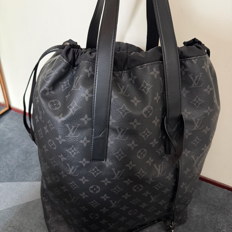 Lv 黑花束口抽繩手提/肩背托特包 M44228-1