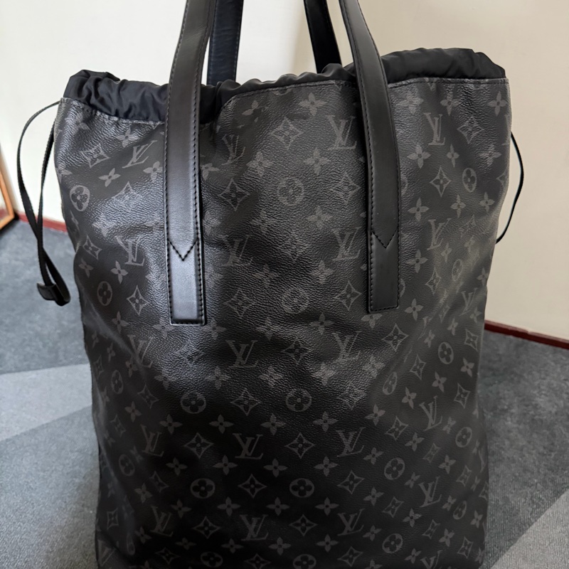 Lv 黑花束口抽繩手提/肩背托特包 M44228-2