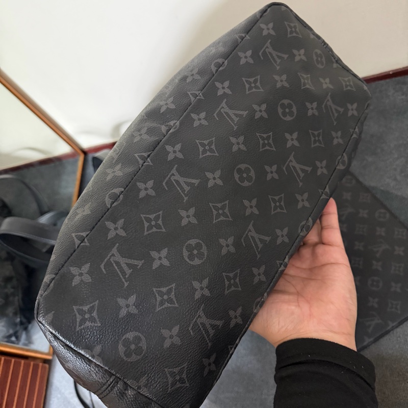 Lv 黑花束口抽繩手提/肩背托特包 M44228-4