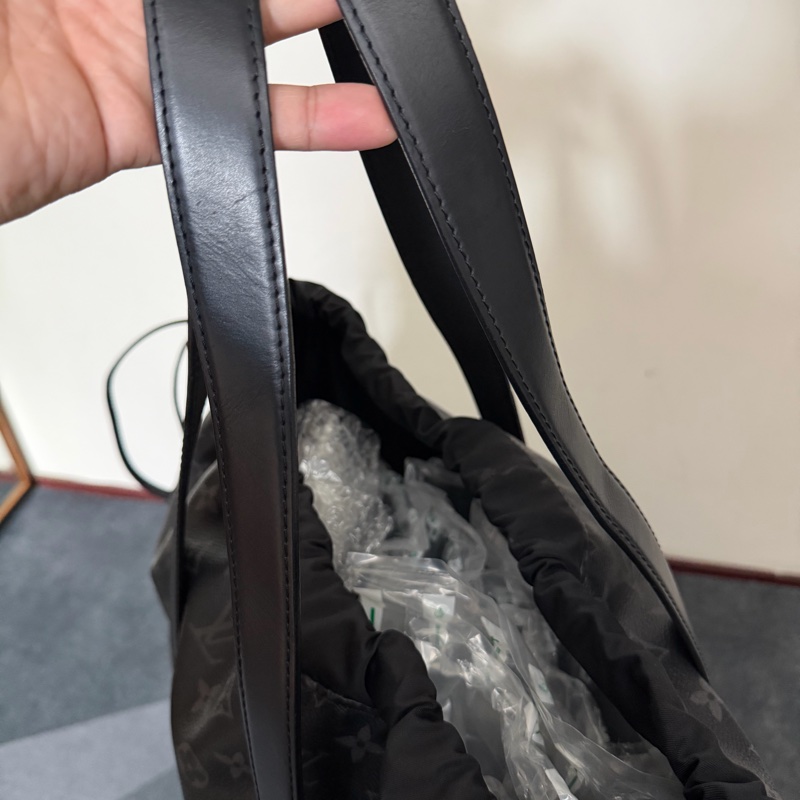 Lv 黑花束口抽繩手提/肩背托特包 M44228-7