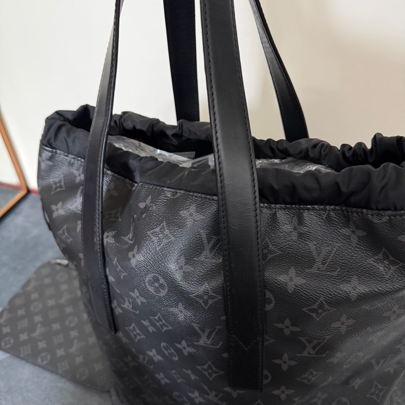 Lv 黑花束口抽繩手提/肩背托特包 M44228-8