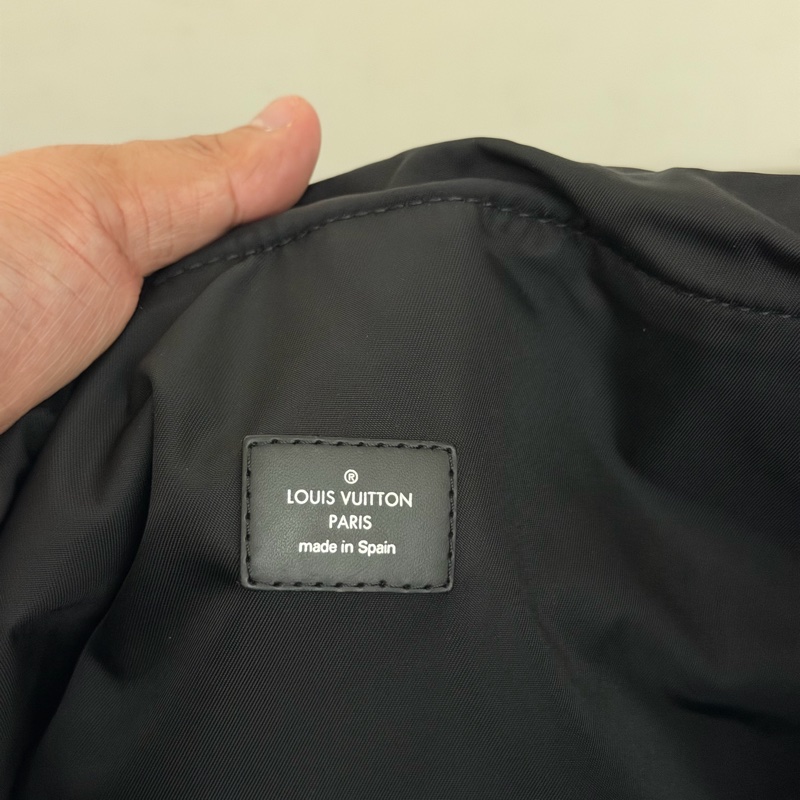 Lv 黑花束口抽繩手提/肩背托特包 M44228-10