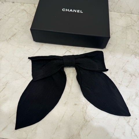 CHANEL黑色满版字母鲜蝶結髮夾