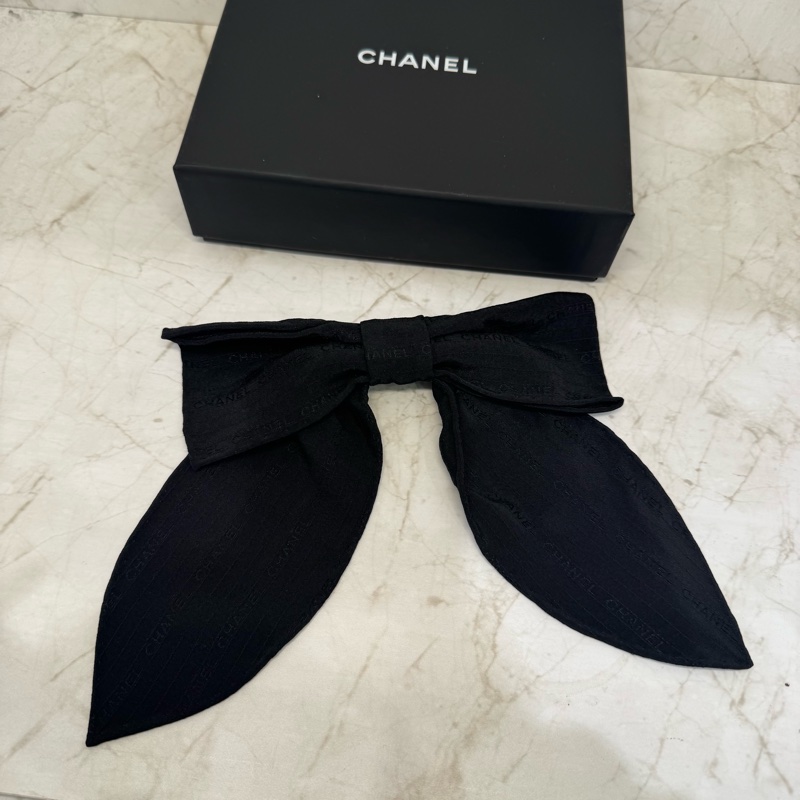 CHANEL黑色满版字母鲜蝶結髮夾-0