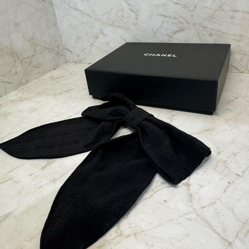 CHANEL黑色满版字母鲜蝶結髮夾-2