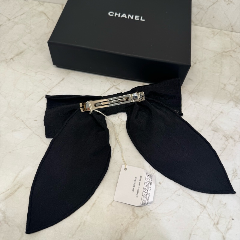CHANEL黑色满版字母鲜蝶結髮夾-4