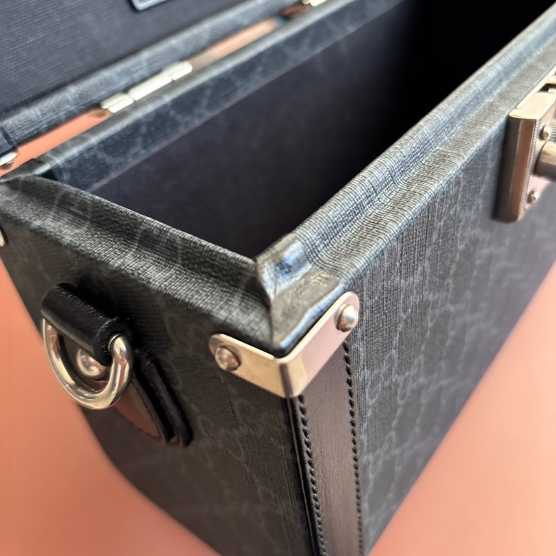 ::GUCCI:: Black GG Supreme canvas 黑緹花手提斜背箱型包 化妝箱包-32