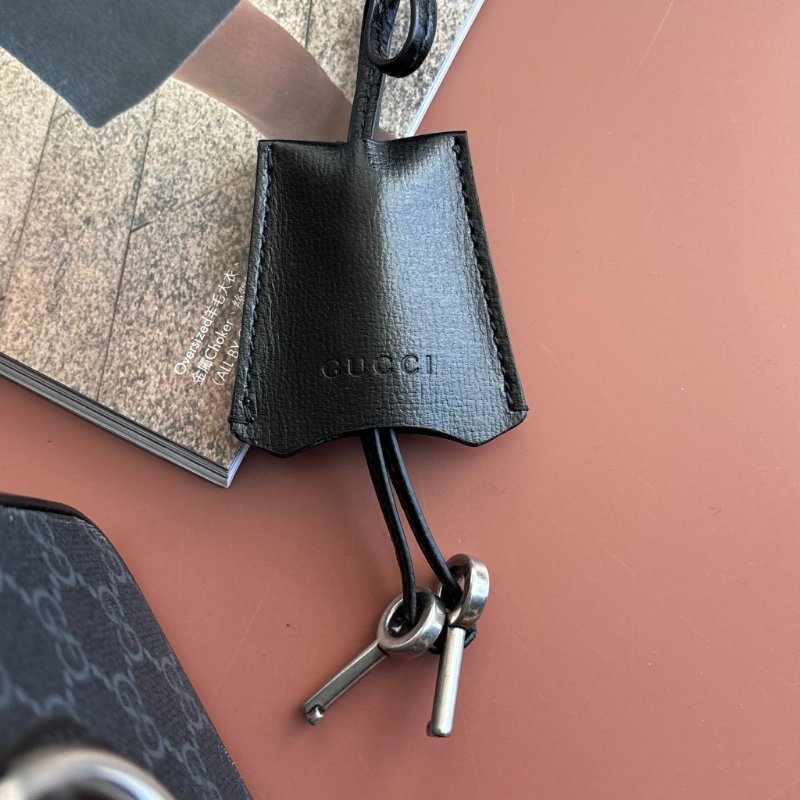 ::GUCCI:: Black GG Supreme canvas 黑緹花手提斜背箱型包 化妝箱包-35