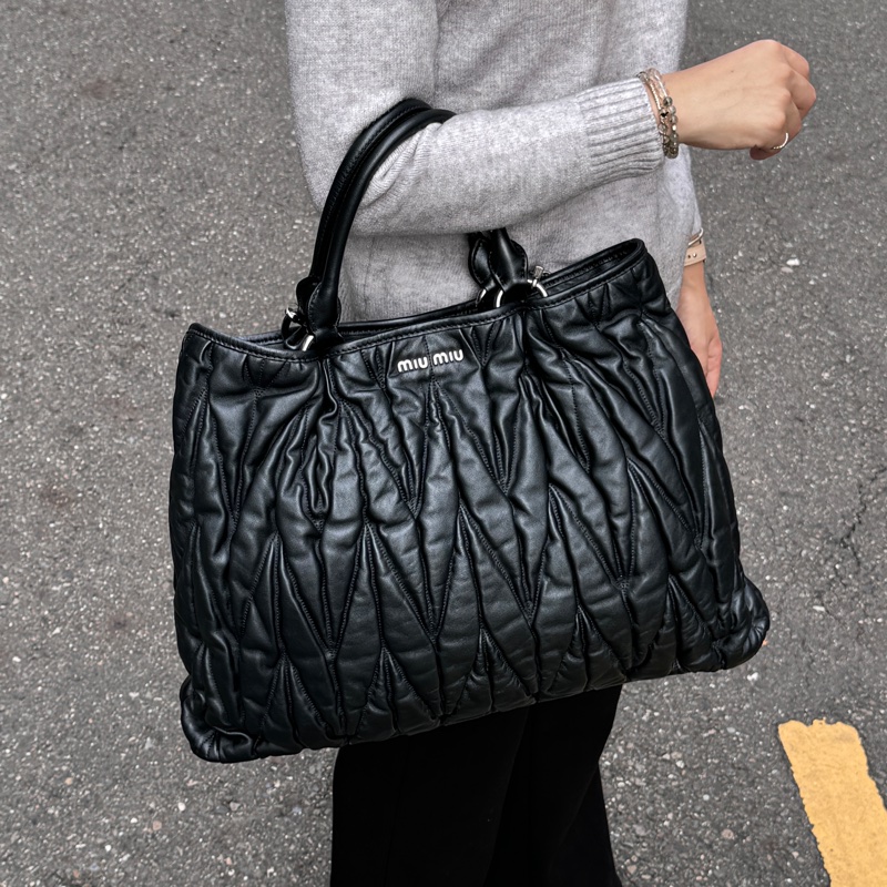 【超級新🎁】 Miu Miu 超嫩Q羊皮 元寶包 肩背+斜背包 （專櫃13.6萬！）-2