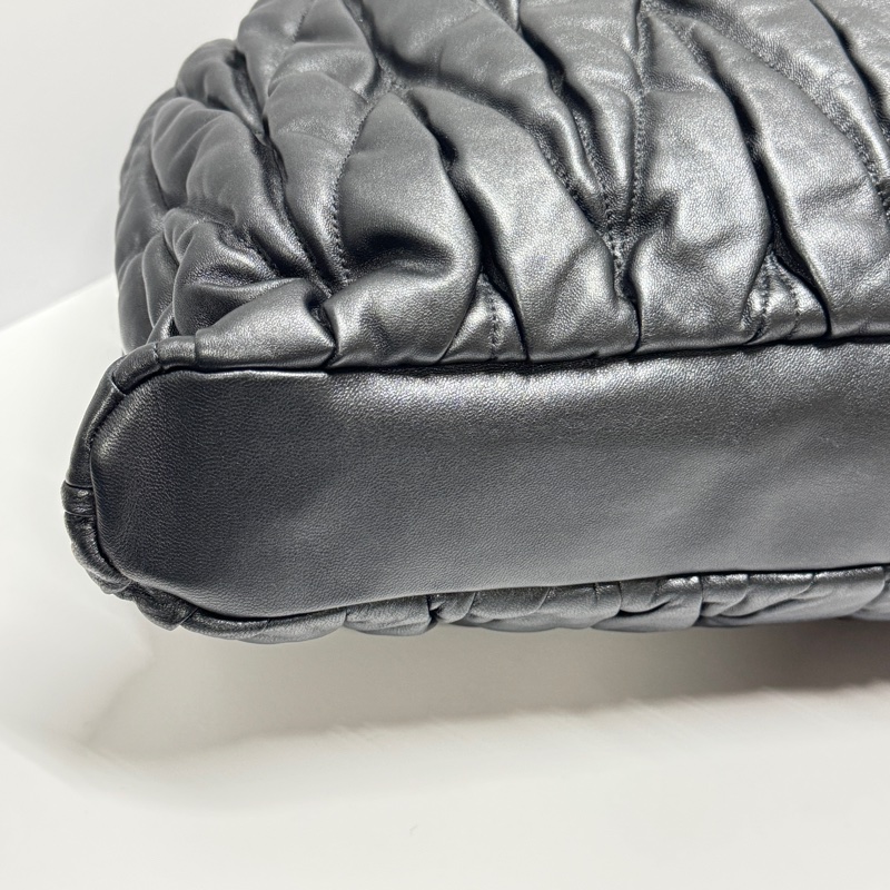 【超級新🎁】 Miu Miu 超嫩Q羊皮 元寶包 肩背+斜背包 （專櫃13.6萬！）-9