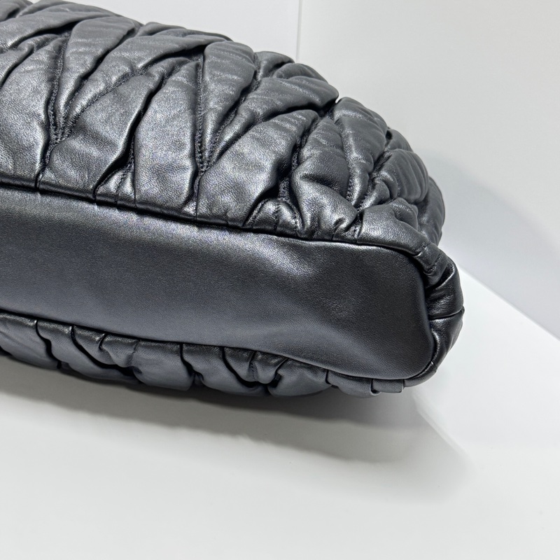 【超級新🎁】 Miu Miu 超嫩Q羊皮 元寶包 肩背+斜背包 （專櫃13.6萬！）-10