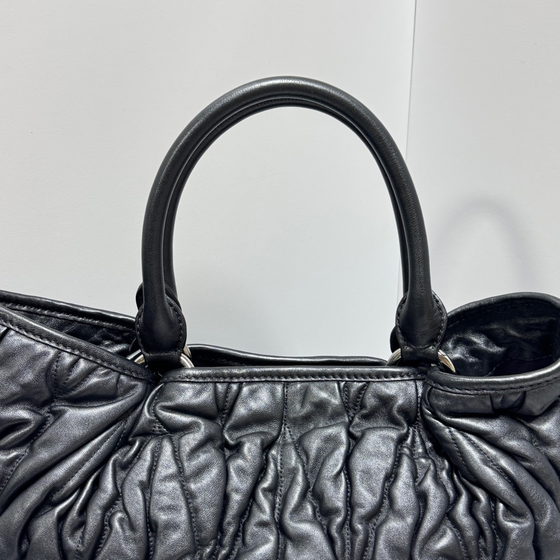 【超級新🎁】 Miu Miu 超嫩Q羊皮 元寶包 肩背+斜背包 （專櫃13.6萬！）-14