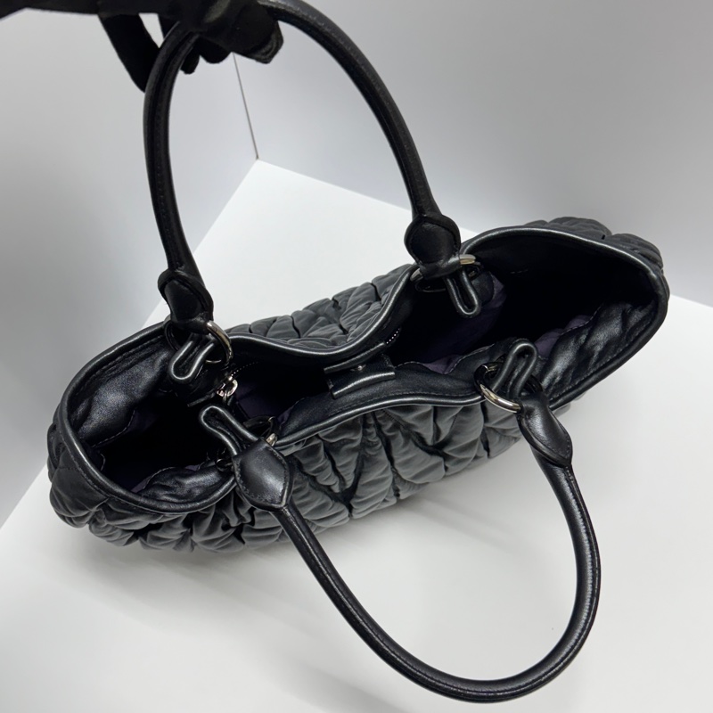 【超級新🎁】 Miu Miu 超嫩Q羊皮 元寶包 肩背+斜背包 （專櫃13.6萬！）-18