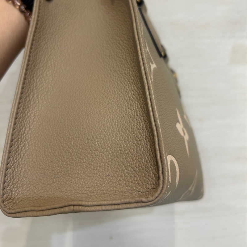 LV 斑鳩灰 on the go PM  M45779-2