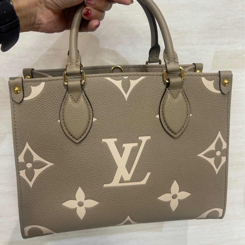 LV 斑鳩灰 on the go PM  M45779-3