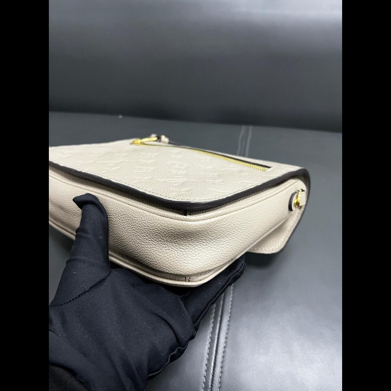 LV pochette Metis
斑鳩灰全皮邮差-8
