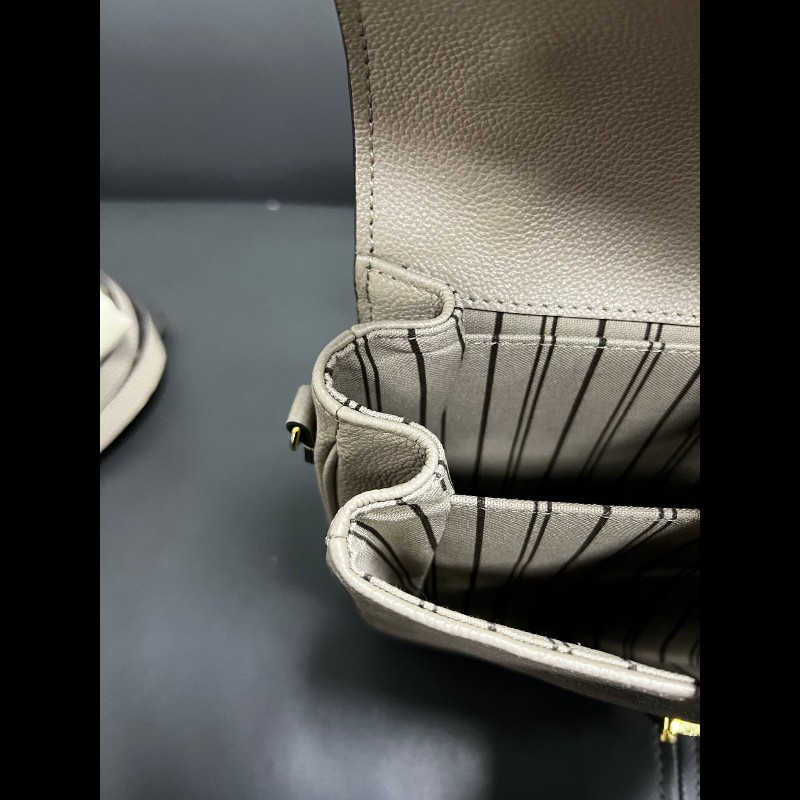 LV pochette Metis
斑鳩灰全皮邮差-12