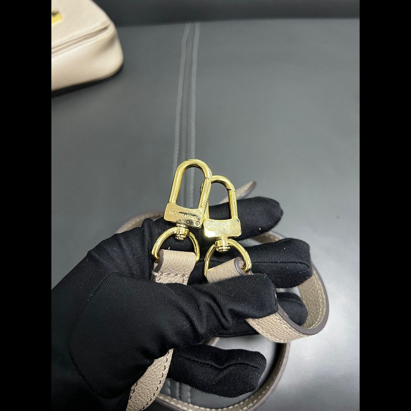 LV pochette Metis
斑鳩灰全皮邮差-18