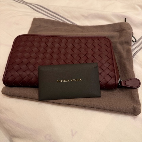 Bottega Veneta 酒紅色長夾，全新