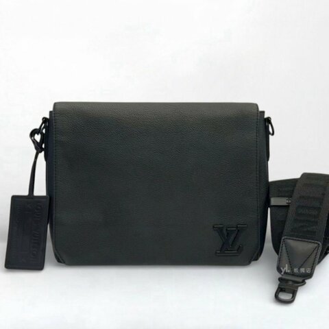 LV包包 Takeoff 黑牛皮郵差包M57080