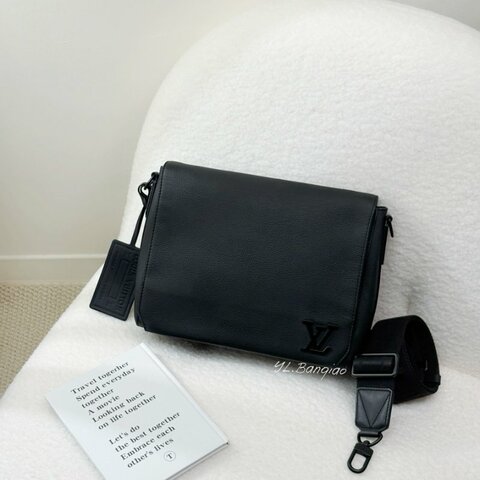 LV Takeoff 黑牛皮郵差包M57080