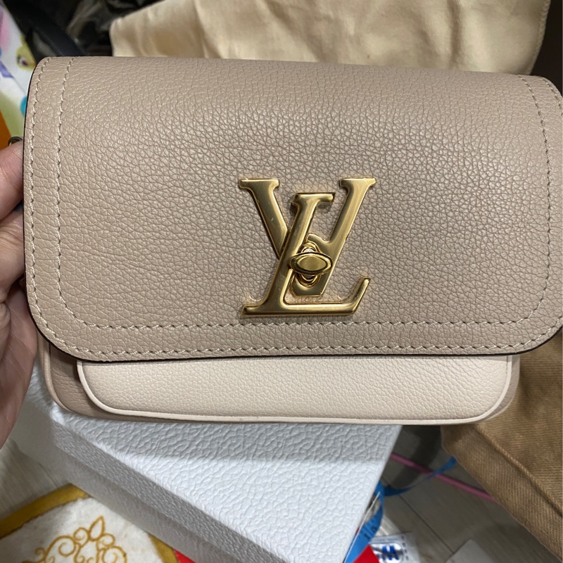 LOUIS VUITTON 牛皮皮革Lockme Tender金扣鏈帶肩背袋-1