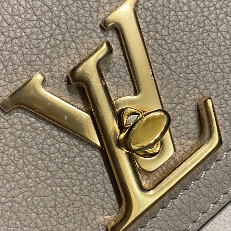 LOUIS VUITTON 牛皮皮革Lockme Tender金扣鏈帶肩背袋-4