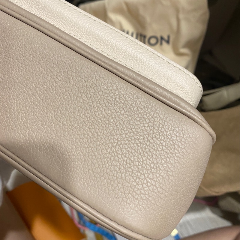 LOUIS VUITTON 牛皮皮革Lockme Tender金扣鏈帶肩背袋-11