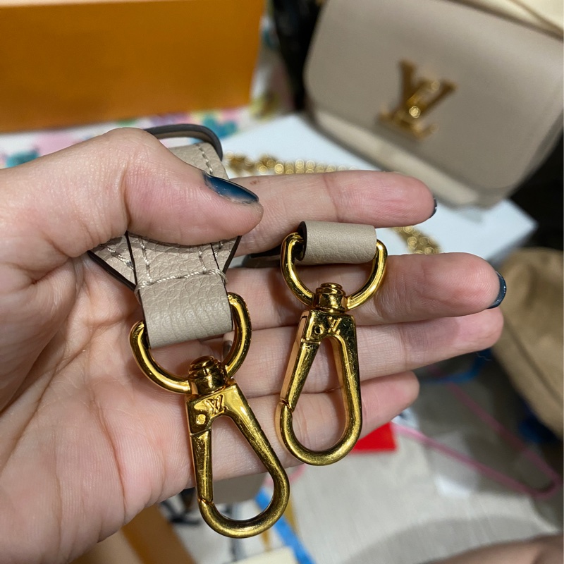 LOUIS VUITTON 牛皮皮革Lockme Tender金扣鏈帶肩背袋-16