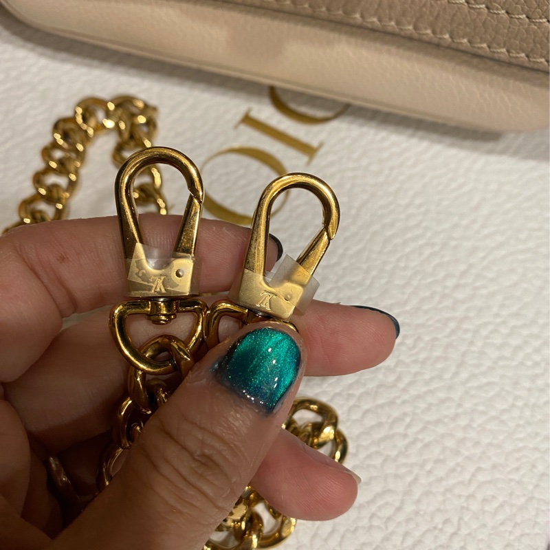 LOUIS VUITTON 牛皮皮革Lockme Tender金扣鏈帶肩背袋-17