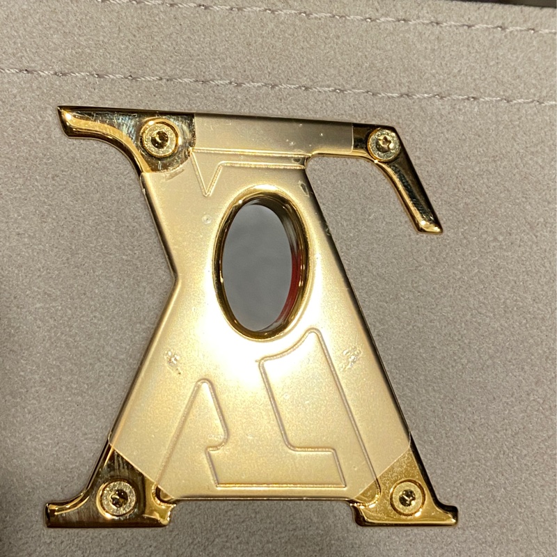 LOUIS VUITTON 牛皮皮革Lockme Tender金扣鏈帶肩背袋-19