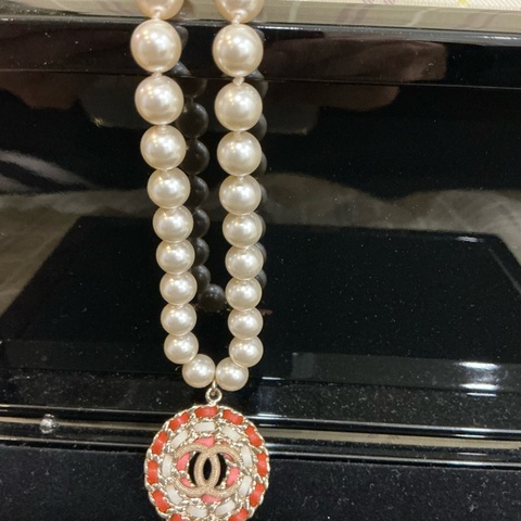 Chanel 皮穿吊墜珍珠項鍊