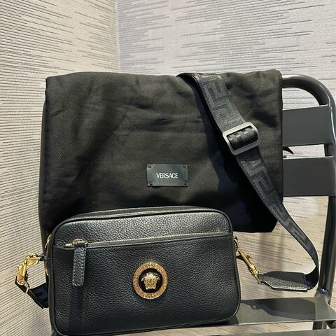 💎Han's house精品服飾💎VERSACE 凡賽斯 女神頭 頂級黑牌 小牛皮 兩用 腰包 側背包