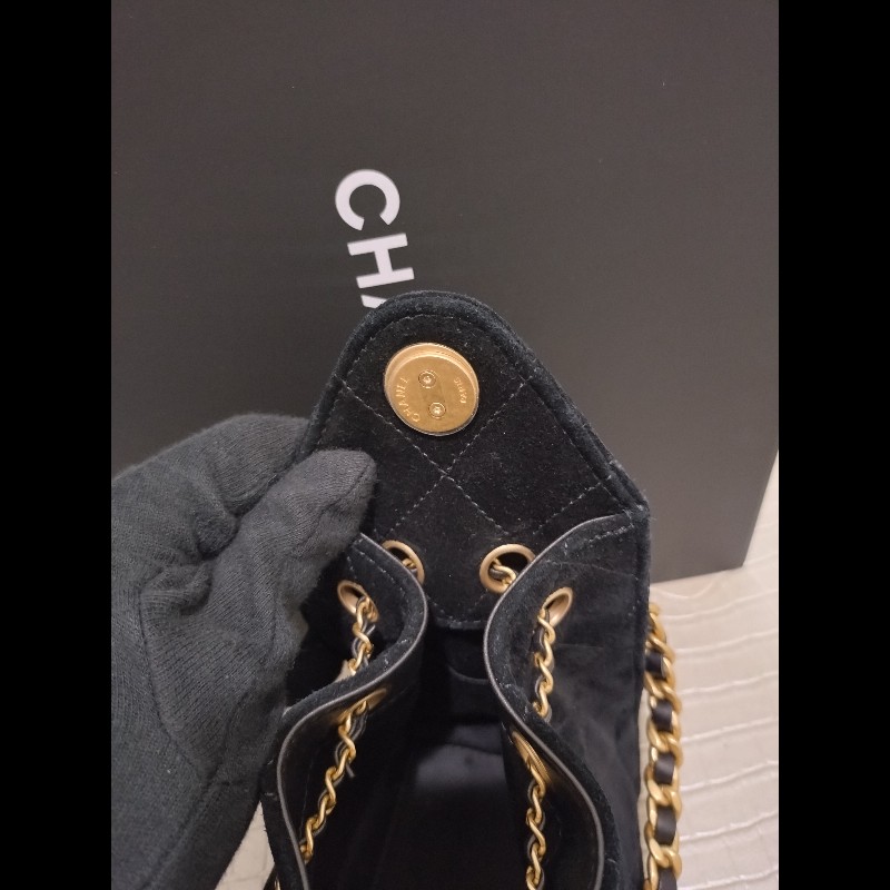 Chanel 金鍊黑麂皮迷你25包-12