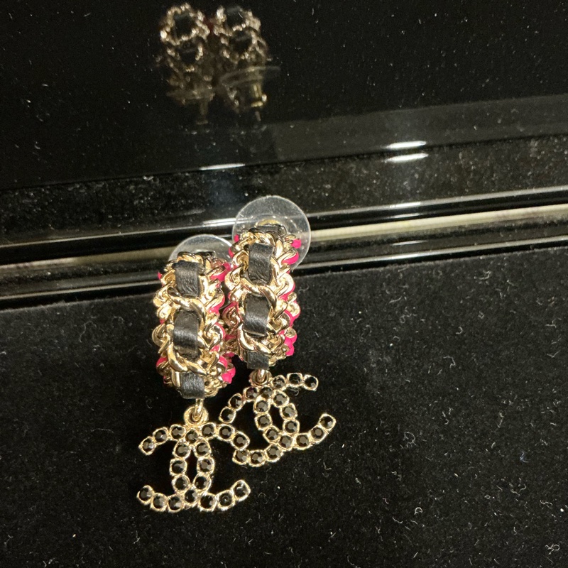 Chanel 皮穿黑鑽雙C針式耳環-1