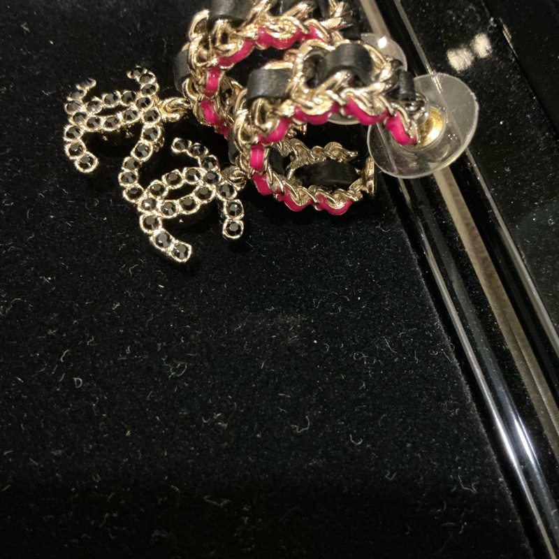 Chanel 皮穿黑鑽雙C針式耳環-2