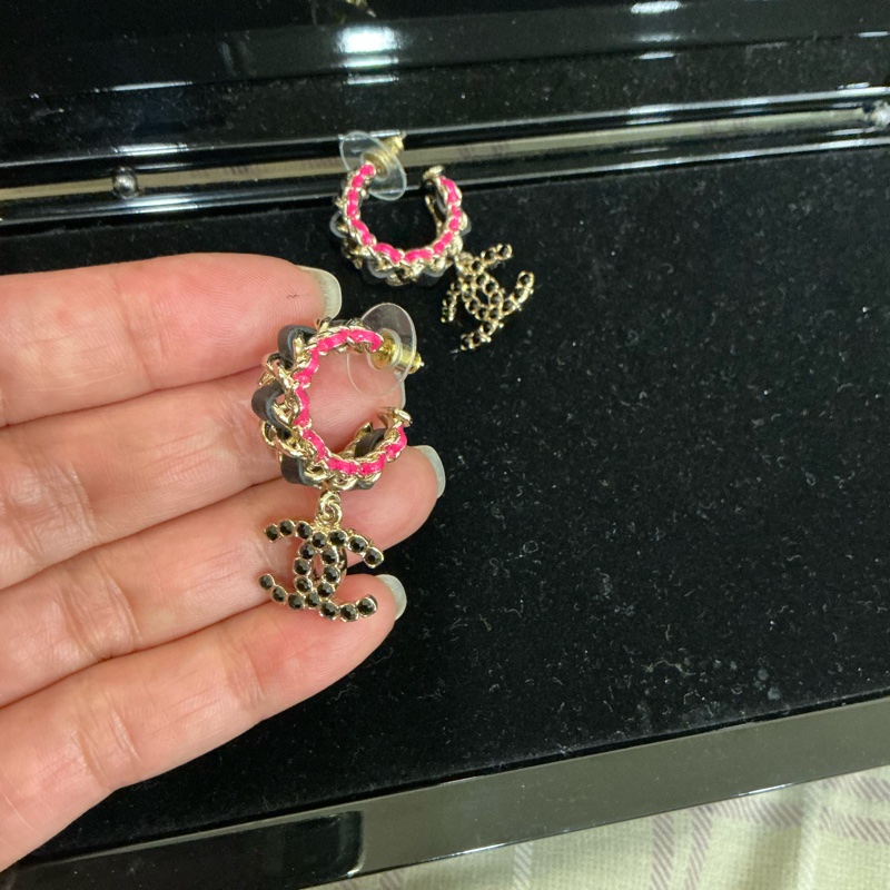 Chanel 皮穿黑鑽雙C針式耳環-4