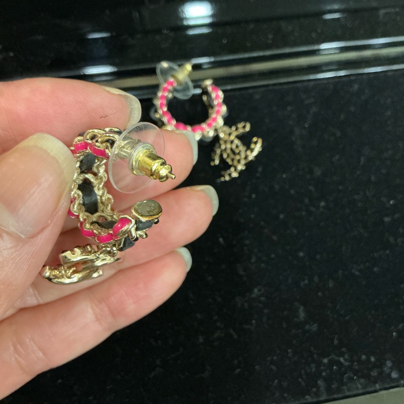 Chanel 皮穿黑鑽雙C針式耳環-6